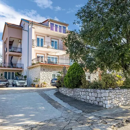 2 Bedroom Awesome In Novi Vinodolski